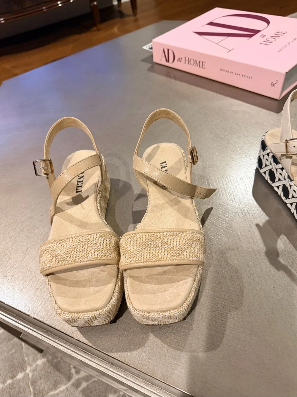 Vaneli woven platform